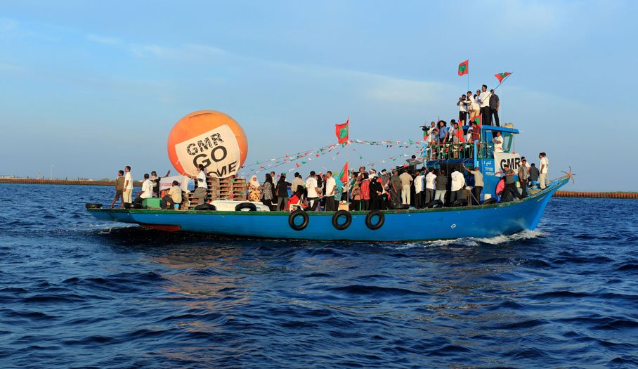 Adhaalath led demonstrators heading towards the airport to protest against GMR in the name of Islam and sovereignty on 12 November 2012. Photo: Haveeru