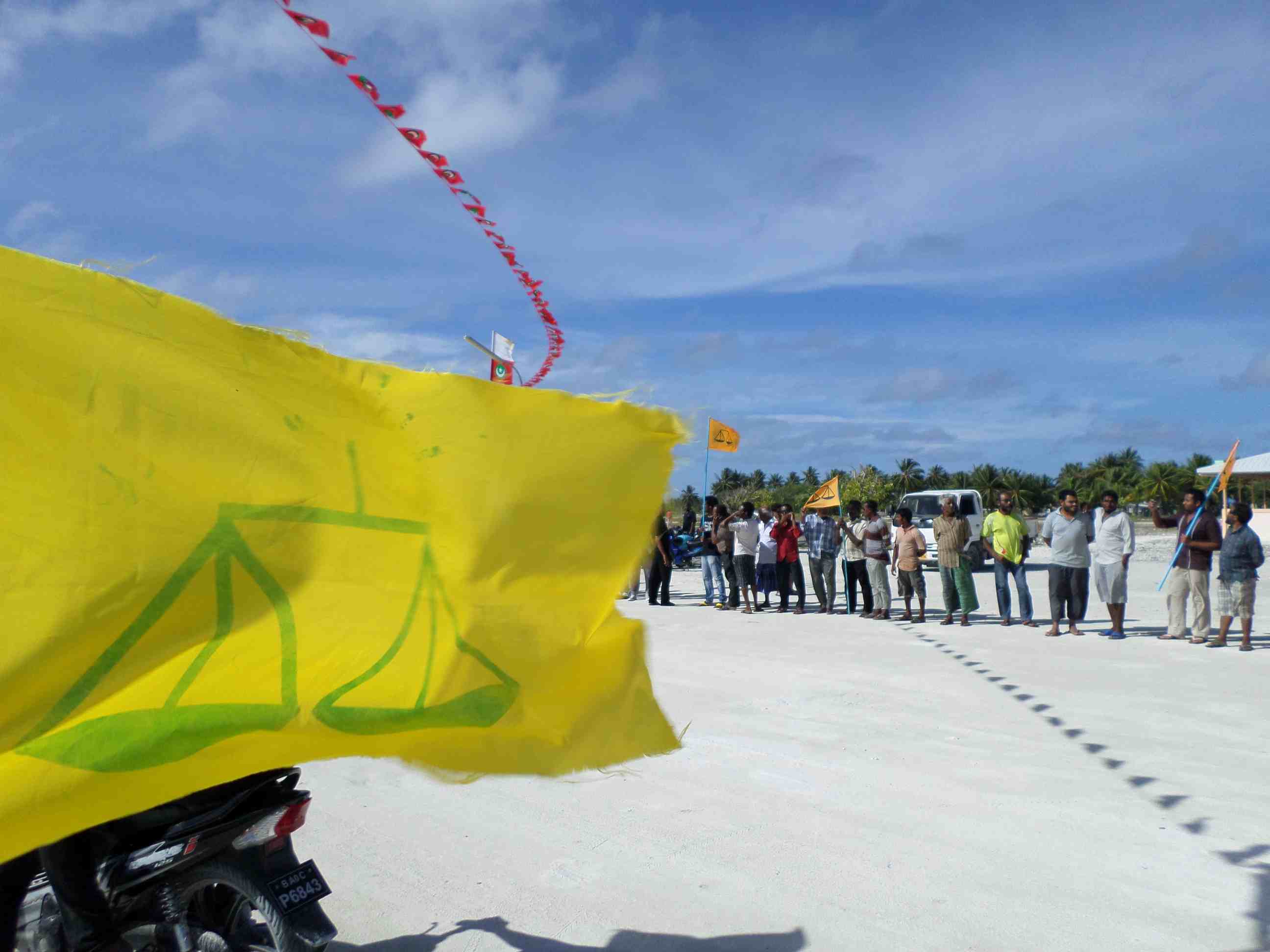 Kulhudhuffushi - Waiting for Nasheed