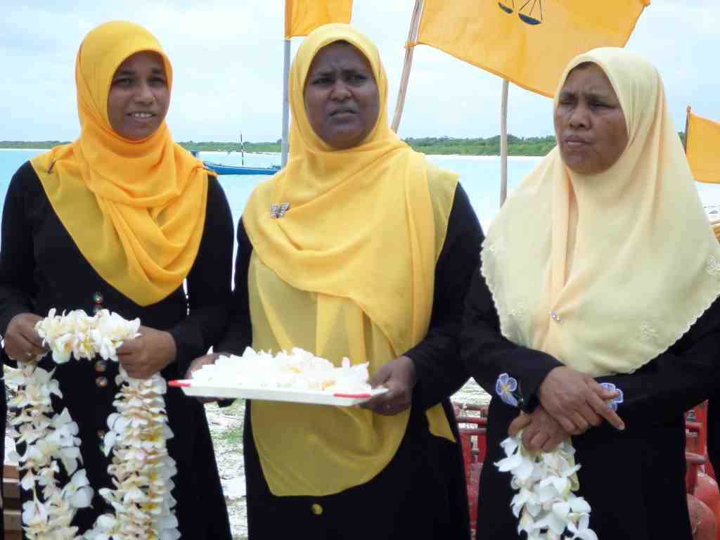 Nasheed's Filladhoo supporters wait